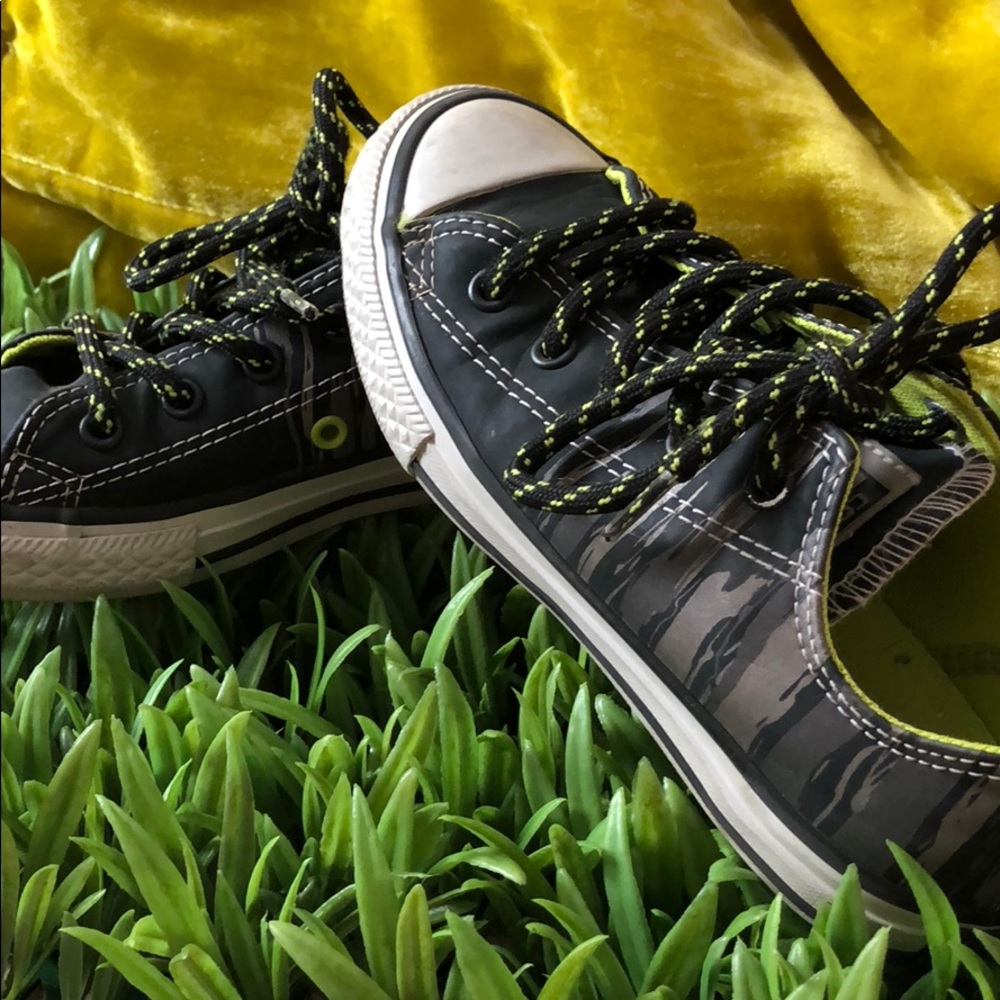Reflective streaks with neon and black laces